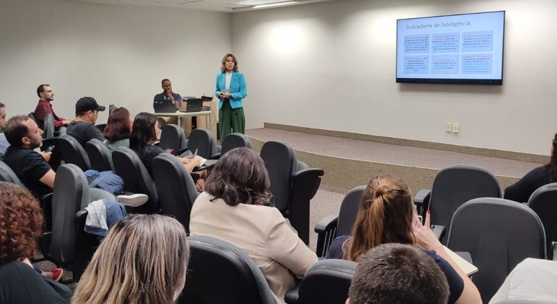 Profª. Dra. Alessandra Bussador realiza apresentação no Parque Tecnológico São José dos Campos